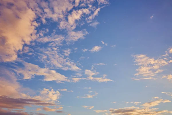 Beau ciel nuageux et lourd au coucher du soleil bleu — Photo