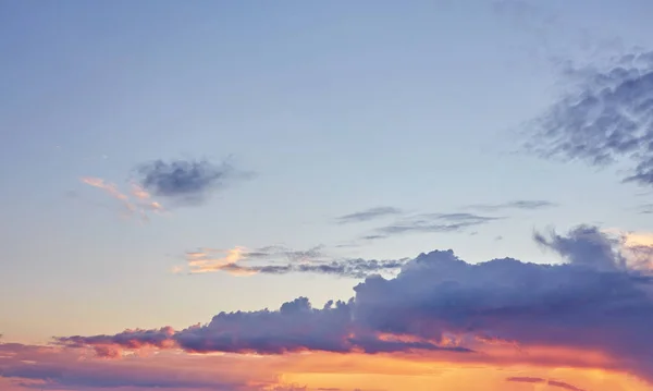 Hermoso, pesado cielo azul nublado puesta de sol —  Fotos de Stock