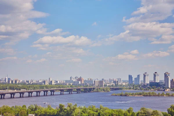 Hermoso paisaje urbano con vista al puente de Paton en Kiev — Foto de Stock