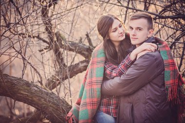 Sonbahar parkında genç bir çift