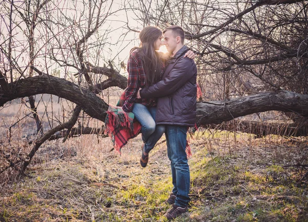 Pareja joven enamorada caminando en el parque de otoño — Foto de Stock