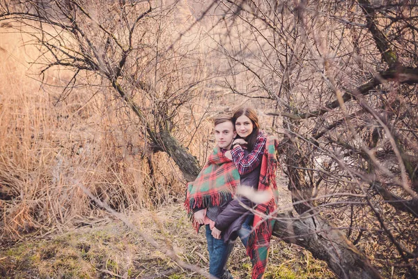 Jeune couple dans le parc d'automne — Photo