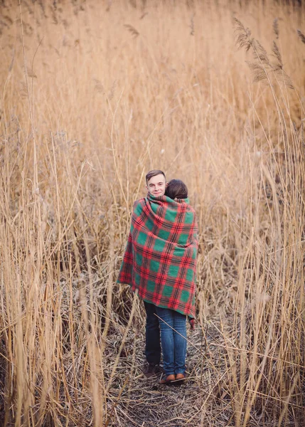 Młoda para w miłości spaceru w parku jesień — Zdjęcie stockowe