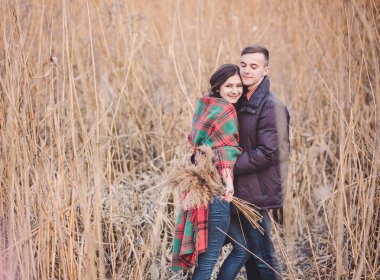 park yere oturmuş şehvetli genç Çift.