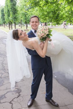 Genç bir çift romantik anların tadını çıkarıyor.