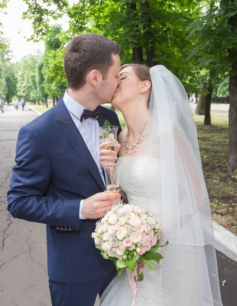 Casal jovem desfrutando de momentos românticos — Fotografia de Stock