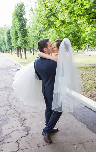 Pengantin pria dan wanita berciuman di taman — Stok Foto