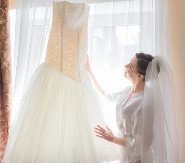 Feliz mañana nupcial. Novia preparándose . —  Fotos de Stock