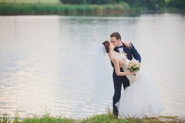 damat ve gelin bir parkta. gelinlik. gelin düğün buket çiçek