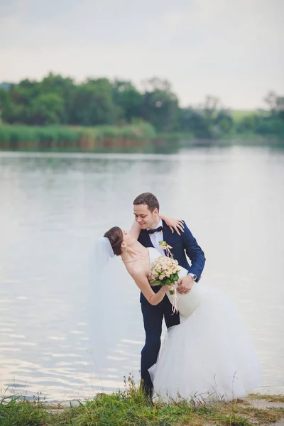 Bräutigam Und Braut Einem Park Brautkleid Brautstrauß Aus Blumen — Stockfoto