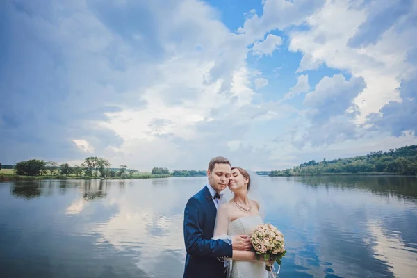 Novia y novio en un parque. vestido de novia . — Foto de Stock