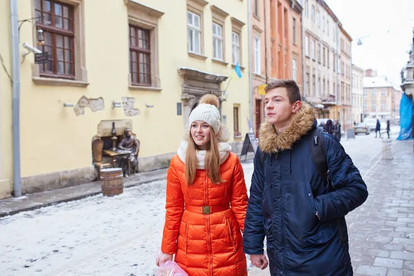 屋外の愛の若い幸せなカップル 愛する男と女性が街の中を歩く — ストック写真