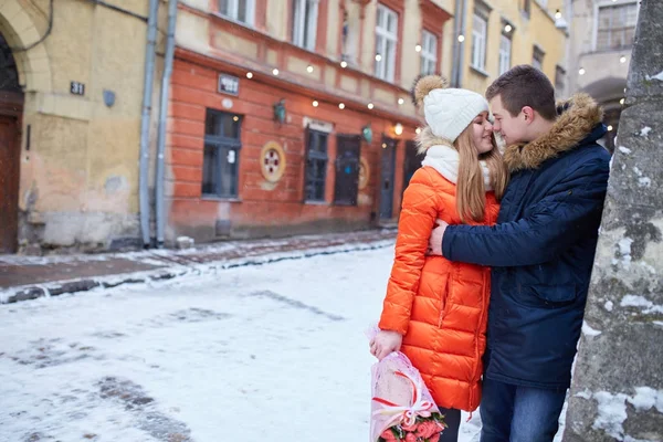 Jonge Gelukkige Paar Verliefd Buitenshuis Liefdevolle Man Vrouw Een Wandeling — Stockfoto