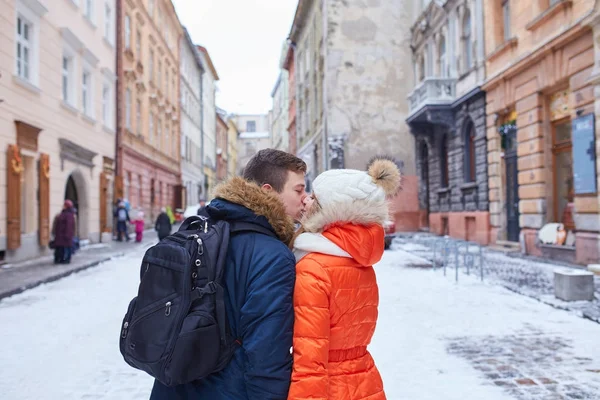 Jovem Casal Beijando Inverno Livre Fazendo Compras Natal — Fotografia de Stock