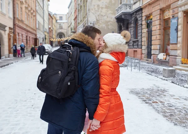 Jovem Casal Beijando Inverno Livre Fazendo Compras Natal — Fotografia de Stock