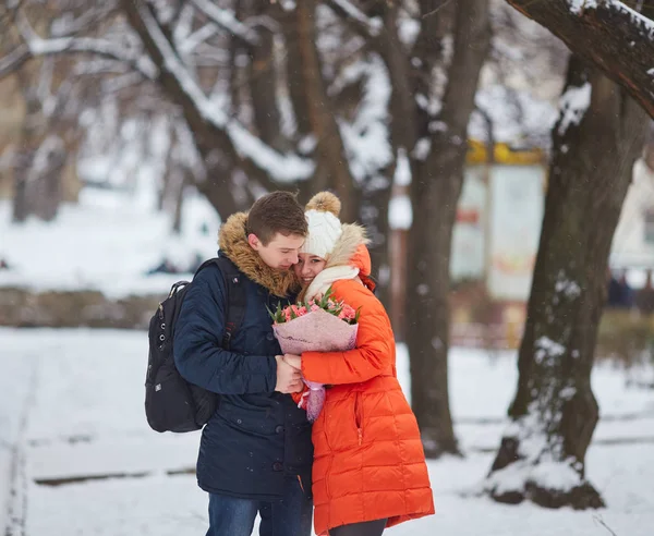 Jovem Casal Feliz Amor Livre Homem Amoroso Mulher Passeio Cidade — Fotografia de Stock