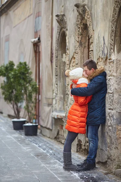 Młoda Para Całowanie Zimie Zewnątrz Robi Zakupy Świąteczne — Zdjęcie stockowe