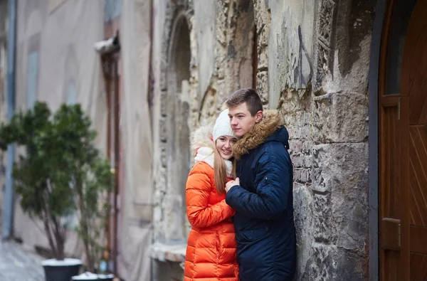 爱在户外对年轻快乐夫妇 爱着的男人和女人在城市散步 — 图库照片