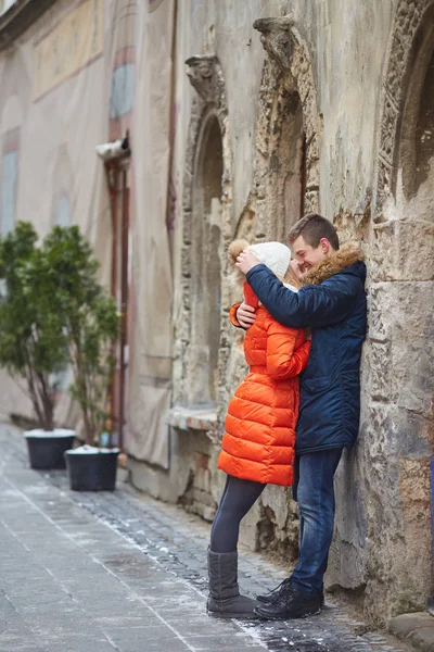 Junges Paar Küsst Sich Winter Freien Beim Weihnachtseinkauf — Stockfoto