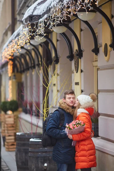 Junges Paar Küsst Sich Winter Freien Beim Weihnachtseinkauf — Stockfoto