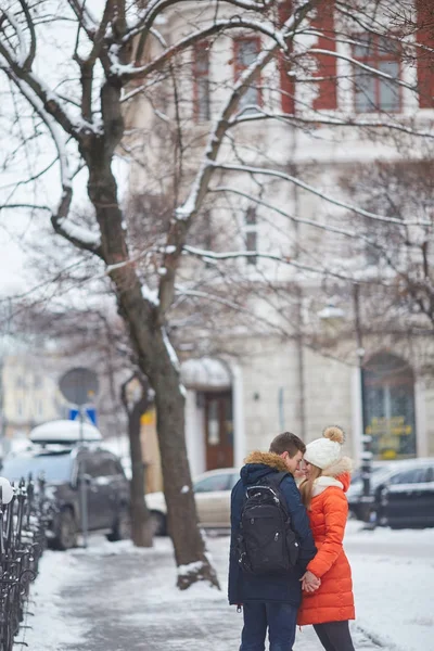 Junges Paar Küsst Sich Winter Freien Beim Weihnachtseinkauf — Stockfoto