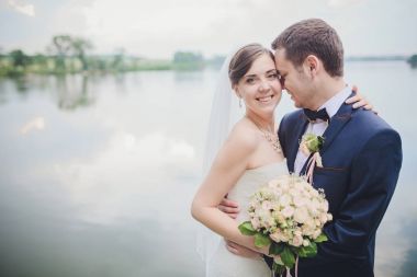 damat ve gelin bir parkta. gelinlik. gelin düğün buket çiçek