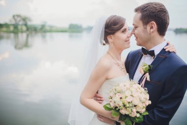 damat ve gelin bir parkta. gelinlik. gelin düğün buket çiçek