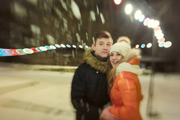 Junge Und Mädchen Spielen Mit Schnee Verschneiten Park — Stockfoto