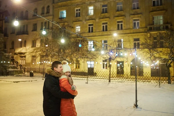 Junges Verliebtes Paar Spaziert Durch Die Stadt Hält Händchen Verliebtes — Stockfoto