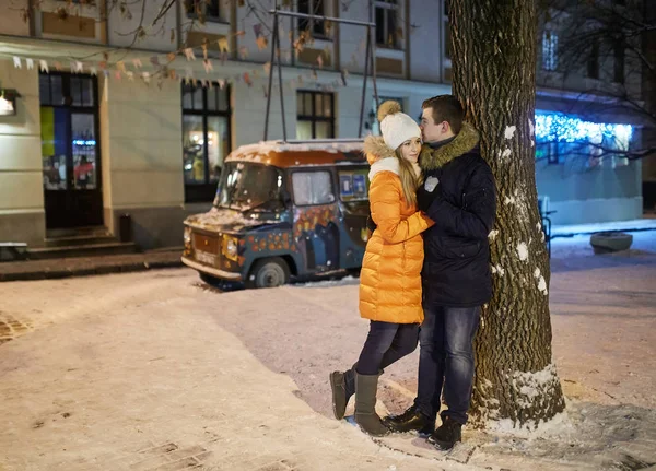 Jonge Gelukkige Paar Verliefd Buitenshuis Liefdevolle Man Vrouw Een Wandeling — Stockfoto