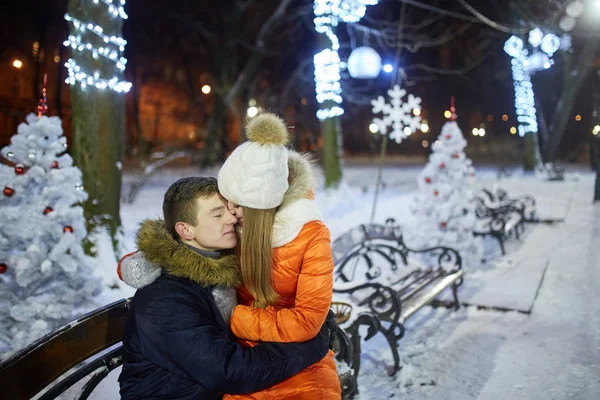 Junges Glückliches Paar Verliebt Freien Liebender Mann Und Frau Bei — Stockfoto