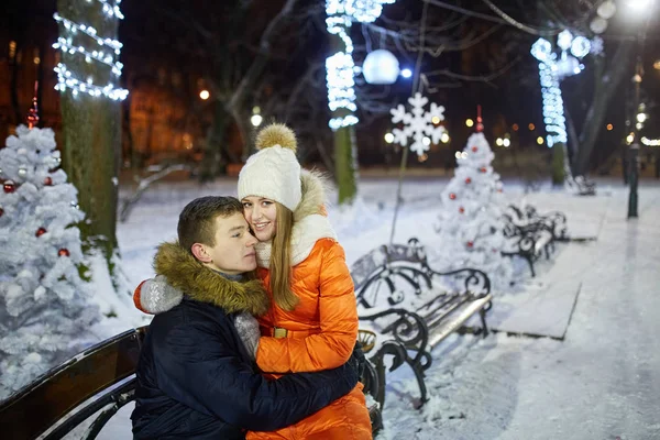 Junges Verliebtes Paar Spaziert Durch Die Stadt Hält Händchen Verliebtes — Stockfoto