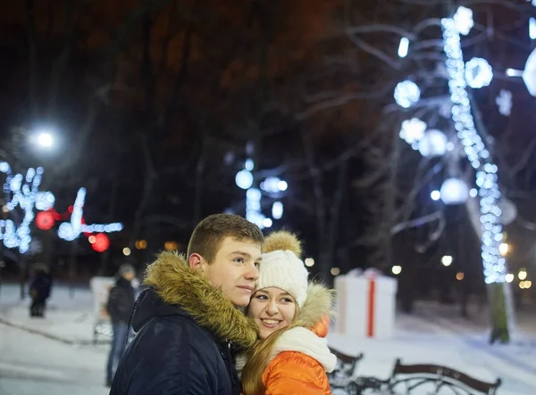 Junges Verliebtes Paar Spaziert Durch Die Stadt Hält Händchen Verliebtes — Stockfoto