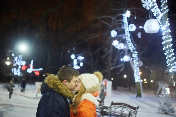 Junges Paar Küsst Sich Winter Freien Beim Weihnachtseinkauf — Stockfoto