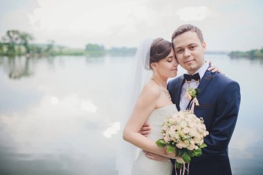 damat ve gelin bir parkta. gelinlik. gelin düğün buket çiçek