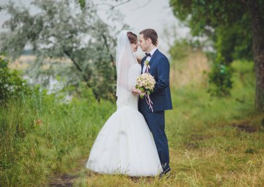 Genç gelin ve damat alanın arka plan üzerinde