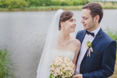 damat ve gelin bir parkta. gelinlik. gelin düğün buket çiçek