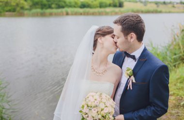 damat ve gelin bir parkta. gelinlik. gelin düğün buket çiçek