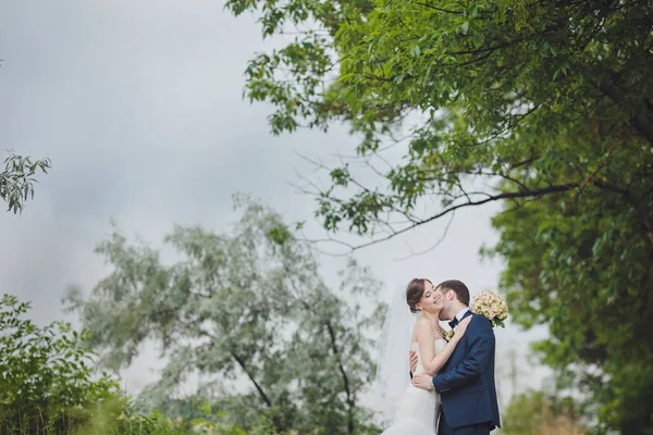 Bräutigam Und Braut Einem Park Brautkleid Brautstrauß Aus Blumen — Stockfoto