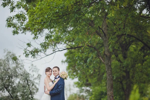 Damat Gelin Bir Parkta Gelinlik Gelin Düğün Buket Çiçek — Stok fotoğraf