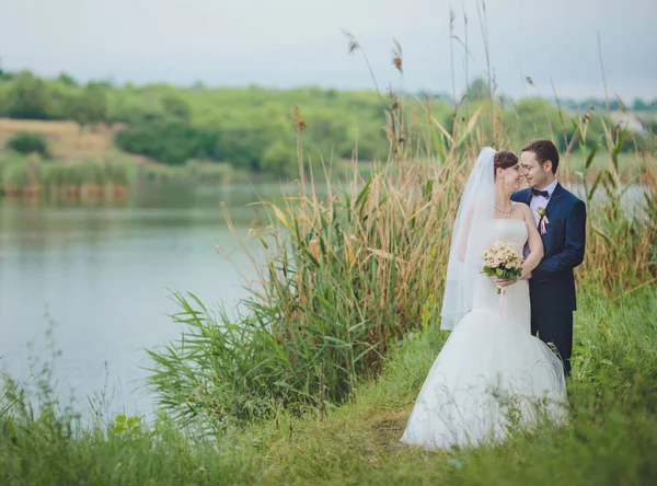 Bräutigam Und Braut Einem Park Brautkleid Brautstrauß Aus Blumen — Stockfoto