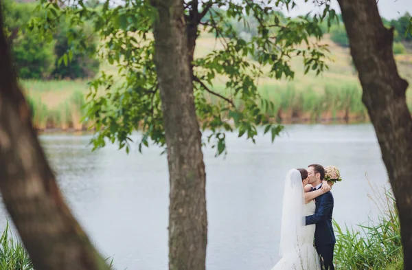 Noivo Noiva Num Parque Vestido Noiva Buquê Casamento Nupcial Flores — Fotografia de Stock