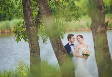 damat ve gelin bir parkta. gelinlik. gelin düğün buket çiçek