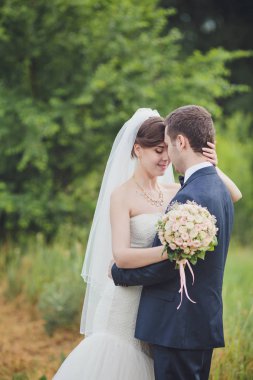 Genç gelin ve damat alanın arka plan üzerinde