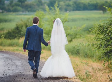 Genç gelin ve damat alanın arka plan üzerinde