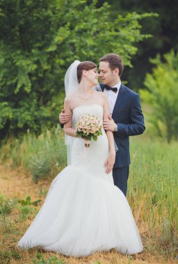 Bir yaz çayır dışında romantik anları zevk genç Düğün çifti
