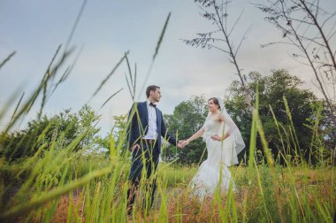 Genç gelin ve damat alanın arka plan üzerinde