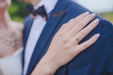 Gelin ve damat, düğün günü açık havada yürüyüş Doğa bahar. mutlu yeni evli kadın ve erkek yeşil park kucaklayan gelin çift. sevgi dolu evlilik çift açık.