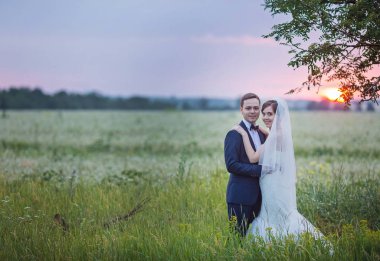 Genç gelin ve damat alanın arka plan üzerinde