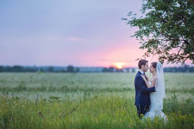 Genç gelin ve damat alanın arka plan üzerinde